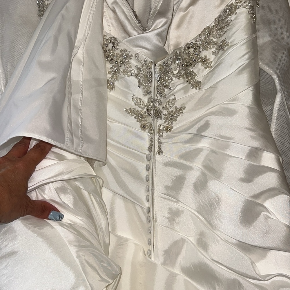 Casablanca The Diamond Collection White Wedding Gown With Train NWT - Picture 9 of 17